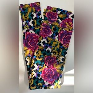 Rare VINTAGE LuLaRoe OS Leggings Trellis Roses Beauty and The Beast Pink Black